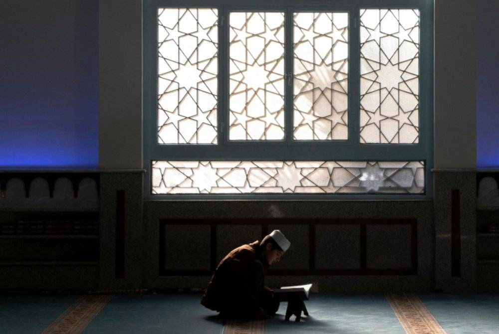 MEMBACA al-Quran sehingga khatam juga boleh dilakukan tanpa gangguan ketika sedang iktikaf di masjid. Gambar Pexels.com