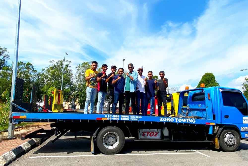 Mohd Zafran bersama rakan-rakan trak tunda yang berusia 20 hingga 45 tahun bergabung untuk melakukan kerja amal tersebut.