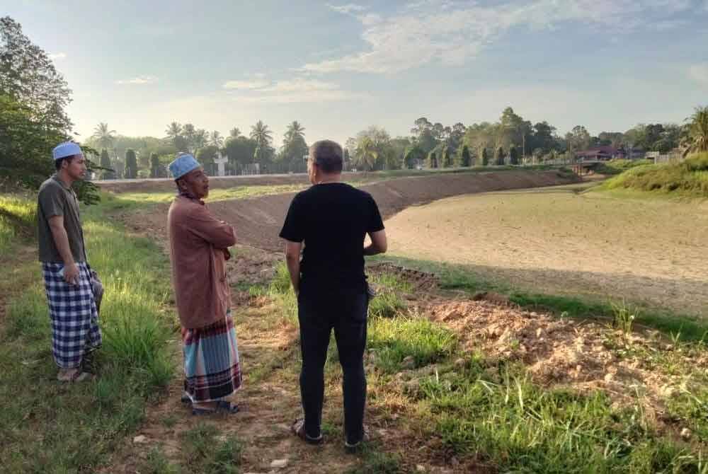 Sungai di Stesen Pam Kemubu kering akibat kemarau melampau di Kelantan.