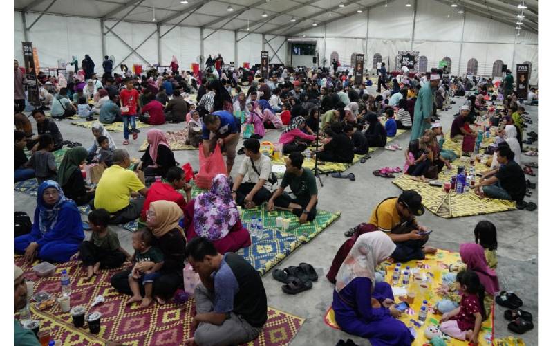 Para pengunjung Iftar Ala Madinah@Karangkraf bersedia untuk majlis berbuka puasa yang turut ditaja oleh Pharmacore.
Pharmacore Technology and Innovation (Pharmacore) melalui jenama Wardah, Kahf dan Emina Cosmetics menyediakan 1,500 cenderamata untuk diberikan kepada pengunjung Iftar Ala Madinah@Karangkraf 2024 bermula 25 hingga 29 Mac ini.