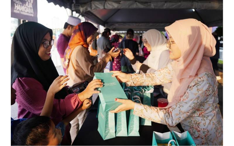 Para pengunjung tidak melepaskan peluang mendapatkan cenderahati daripada Wardah.