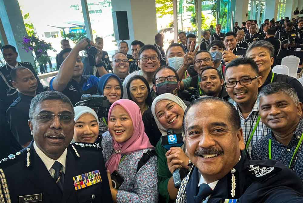 Razarudin (kanan) dan Allaudeen meluangkan masa berswafoto bersama pengamal media sempena majlis serah terima tugas jawatan Ketua Polis Kuala Lumpur di Ibu Pejabat Polis Kontinjen Kuala Lumpur pada Jumaat.