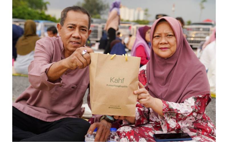 Pasangan pengunjung warga emas ini juga ceria apabila menerima cenderahati daripada Kahf.