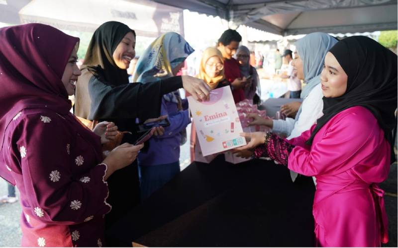 Pemberian cenderahati oleh Emina kepada pengunjung Iftar Ala Madinah@Karangkraf menambahkan lagi daya tarikan program berkenaan.