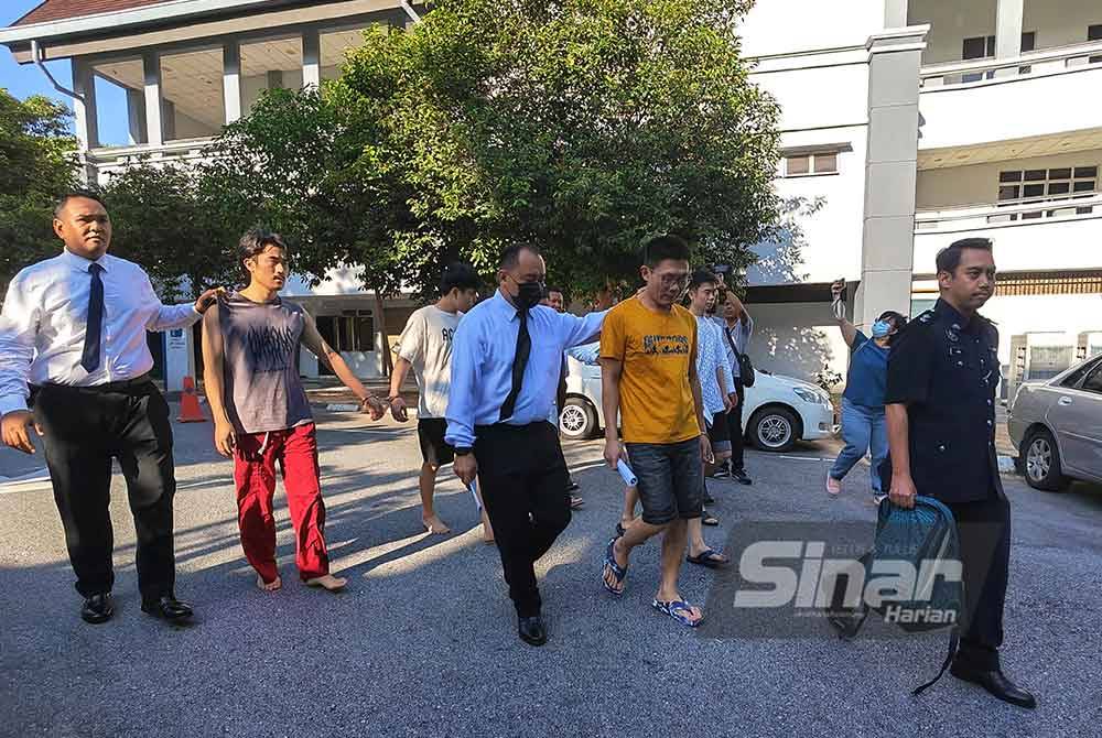 Enam lelaki warga China didakwa di Mahkamah Majistret Seremban pada Jumaat atas pertuduhan menyimpan bahan lucah untuk tujuan pengedaran pada minggu lalu.