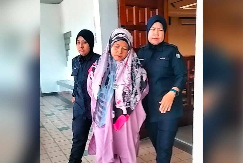 Nooraslindah (tengah) ketika dibawa keluar dari Mahkamah Sesyen di sini, pada Jumaat.