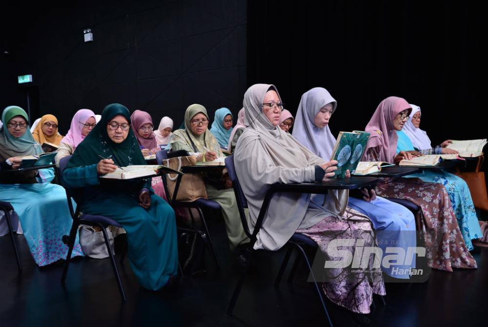 KWAI LENG (barisan hadapan, kiri) bersama anaknya, Jia Yan (barisan hadapan, dua, kiri) menjadi pasangan anak-beranak yang khatam al-Quran bersama pada Majlis Khatam Al-Quran 3.0 di Studio My #QuranTime, Shah Alam pada Khamis.