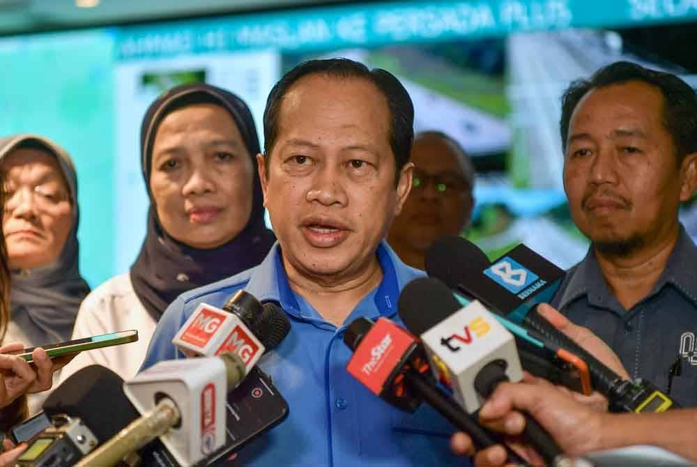 Ahmad bercakap kepada pemberita ketika hadir meninjau persediaan PLUS bagi menghadapi pertambahan trafik sempena Aidilfitri di Menara Korporat, Persada PLUS pada Jumaat. Foto Bernama