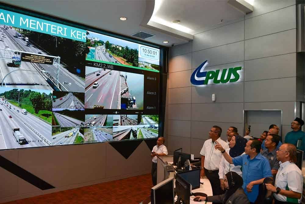 Ahmad (hadapan, dua kanan) hadir meninjau persediaan PLUS bagi menghadapi pertambahan trafik sempena Aidilfitri di Menara Korporat, Persada PLUS pada Jumaat. Foto Bernama