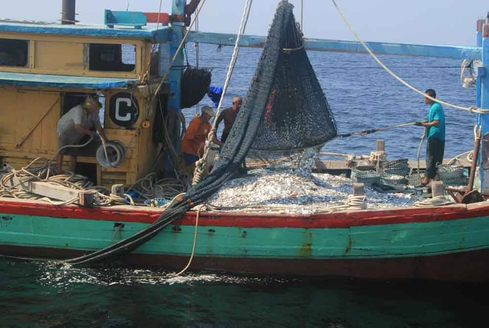 Maritim Malaysia Pulau Pinang menahan sebuah bot nelayan tempatan kelas C di Pulau Kendi pada petang Khamis.
