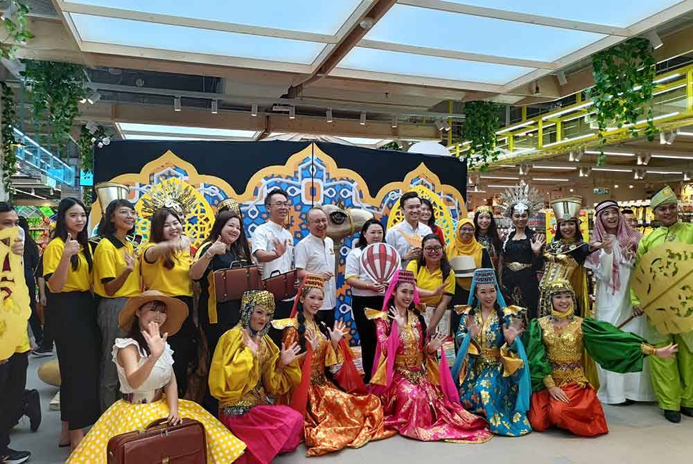 Adrian (tengah) ketika majlis pembukaan MR D.I.Y. PLUS di IPC Shopping Centre di sini pada Jumaat.