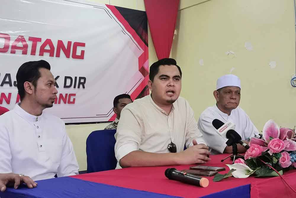 Muhamad Akmal ketika sidang akhbar selepas merasmikan Dewan Dato’ Haji Nik Dir di Bangunan UMNO Bahagian Marang, petang Khamis.