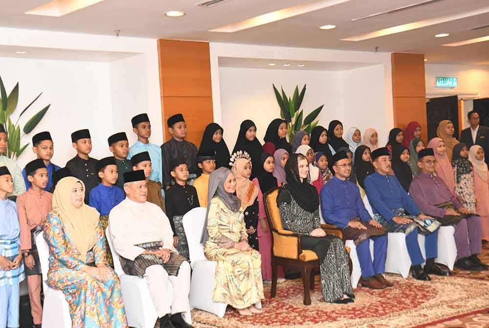 Sultanah Nur Diana Petra berkenan bergambar bersama pelajar-pelajar asnaf negeri Kelantan yang menerima sumbangan akaun Simpan SSPN Prime.