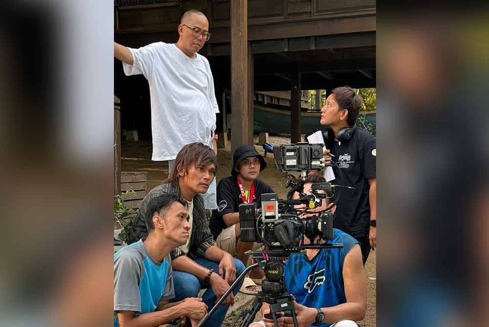 Azhan di samping Shahrulezad (berdiri) masih menyelesaikan baki penggambaran Khunsa.