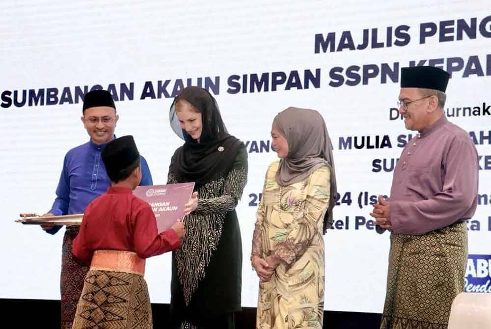 Sultanah Nur Diana Petra mengurniakan sumbangan akaun Simpan SSPN Prime kepada Pelajar Asnaf di Majlis Pengurniaan Sumbangan Akaun Simpan SSPN kepada Pelajar Asnaf Negeri Kelantan.