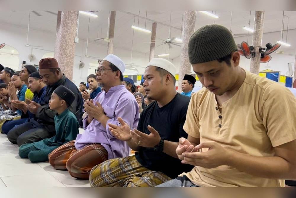 Masjid Buluh Gading diimarahkan oleh ramai jemaah yang tidak ingin melepaskan peluang menunaikan solat sunat tarawih bersama-sama.