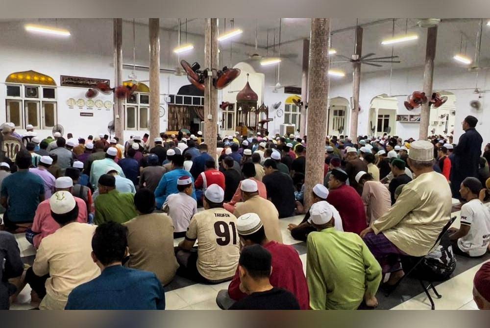 Sebahagian jemaah yang menyertai solat tarawih di Masjid Buluh Gading, Kuala Terengganu.