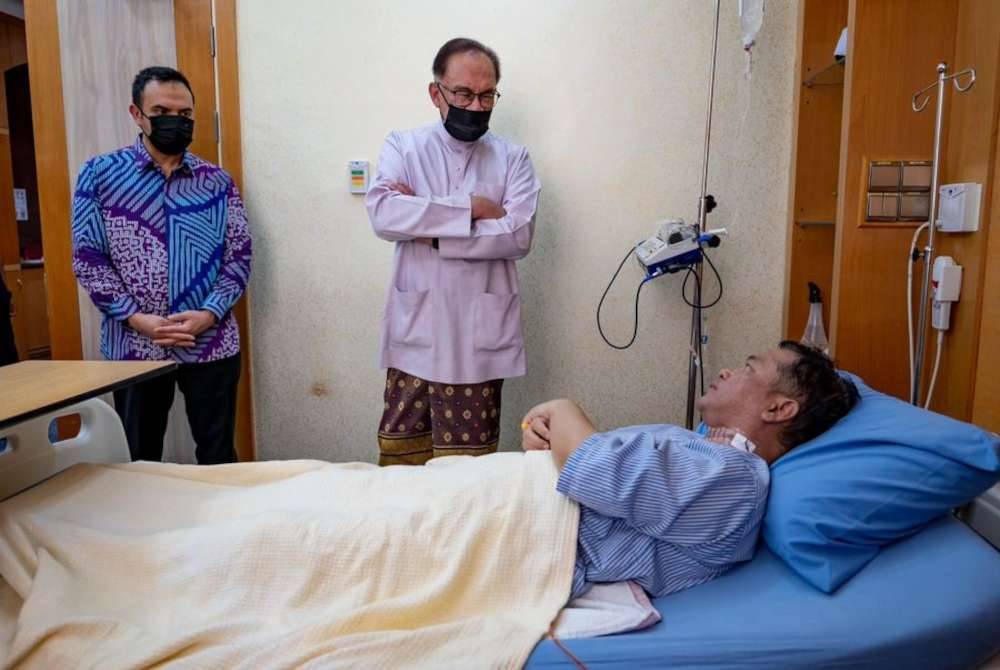 Anwar (kanan) menziarahi Menteri di Jabatan Perdana Menteri (Hal Ehwal Agama), Datuk Mohd Na'im Mokhtar yang menerima rawatan susulan pembedahan kecil di Hospital Putrajaya pada Jumaat. Foto FB Anwar Ibrahim