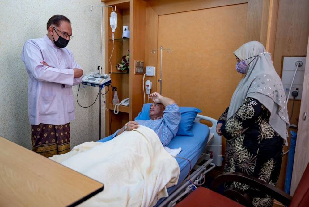 Anwar (kiri) menziarahi Menteri di Jabatan Perdana Menteri (Hal Ehwal Agama), Datuk Mohd Na'im Mokhtar yang menerima rawatan susulan pembedahan kecil di Hospital Putrajaya pada Jumaat. Foto FB Anwar Ibrahim