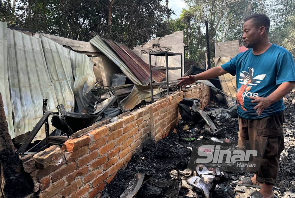 Mat Azhar menunjukkan kawasan dikatakan api bermula.