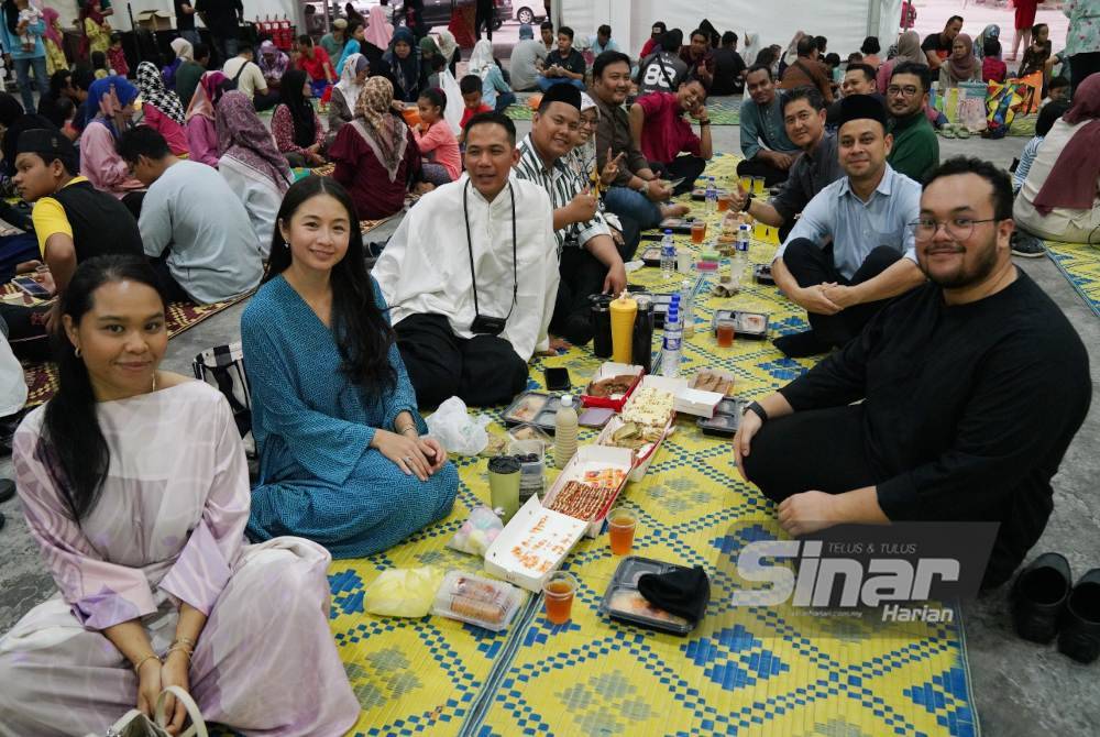 Warga kerja MK Land Holding Berhad yang hadir berbuka puasa pada program Iftar Ala Madinah@Karangkraf di Kompleks Kumpulan Karangkraf pada Khamis.