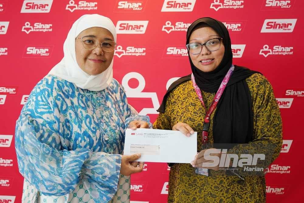 Felina (kiri) bersama Ketua Pegawai Eksekutif Grup Buku Karangkraf, Firdaus Hussamuddin.