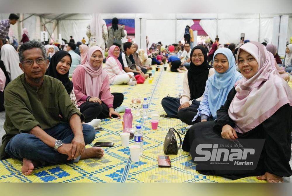 Mohd Razmi bersama isteri, Zaini serta empat anak mereka teruja dapat berbuka puasa beramai-ramai di Dataran Karangkraf pada Khamis. Foto Sinar Harian-Rosli Talib dan Mohd Halim Abdul Wahid