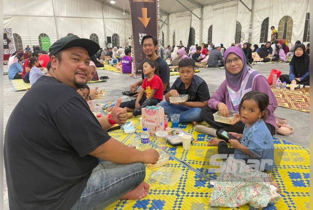 Mohd Edi Azrul bersama isteri dan dua anaknya hadir buat kali keempat. Foto Sinar Harian-Rosli Talib dan Mohd Halim Abdul Wahid