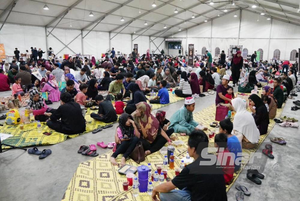 Para pengunjung yang hadir berbuka puasa di dalam khemah berbumbung.Foto Sinar Harian-Rosli Talib dan Mohd Halim Abdul Wahid
