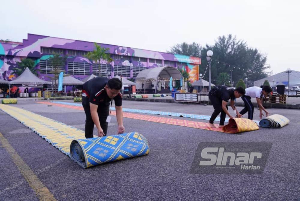 Antara rutin petugas setiap hari ialah menyusun balang air dan membentang tikar di kawasan Dataran Karangkraf, Shah Alam untuk program iftar. Foto Sinar Harian-Rosli Talib dan Mohd Halim Abdul Wahid