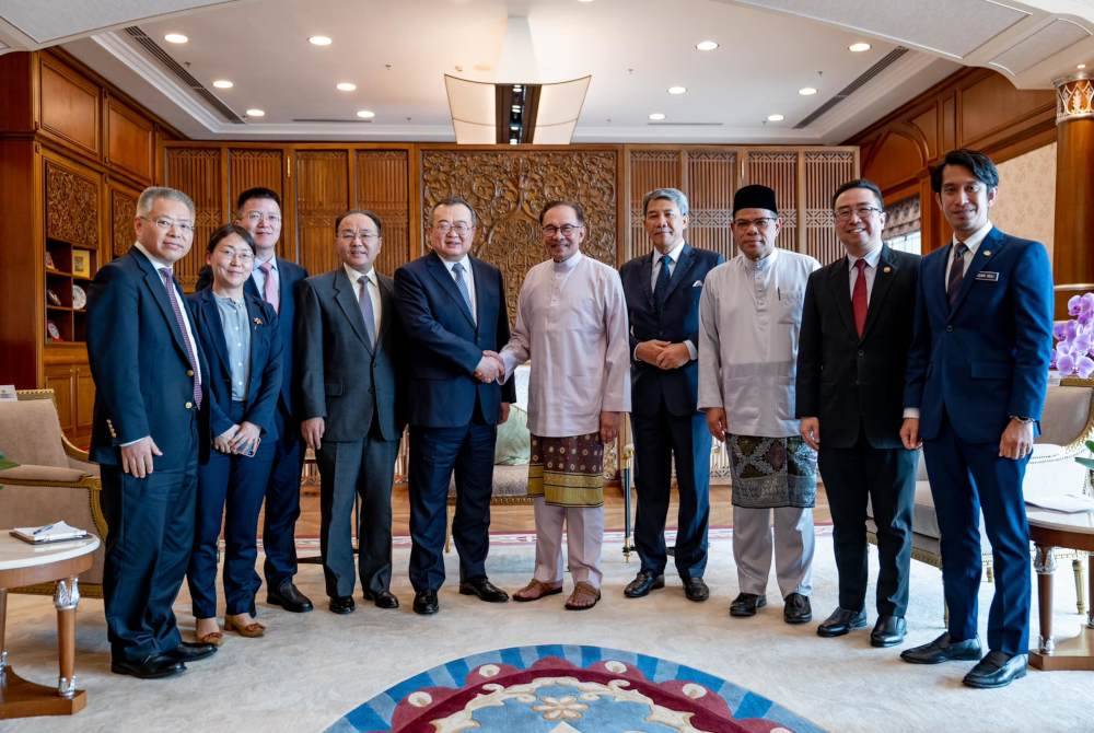 Anwar (tengah) menerima kunjungan hormat Menteri Jabatan Perhubungan Antarabangsa Parti Komunis China, Liu Jianchao (lima dari kiri) di Perdana Putra, Putrajaya.