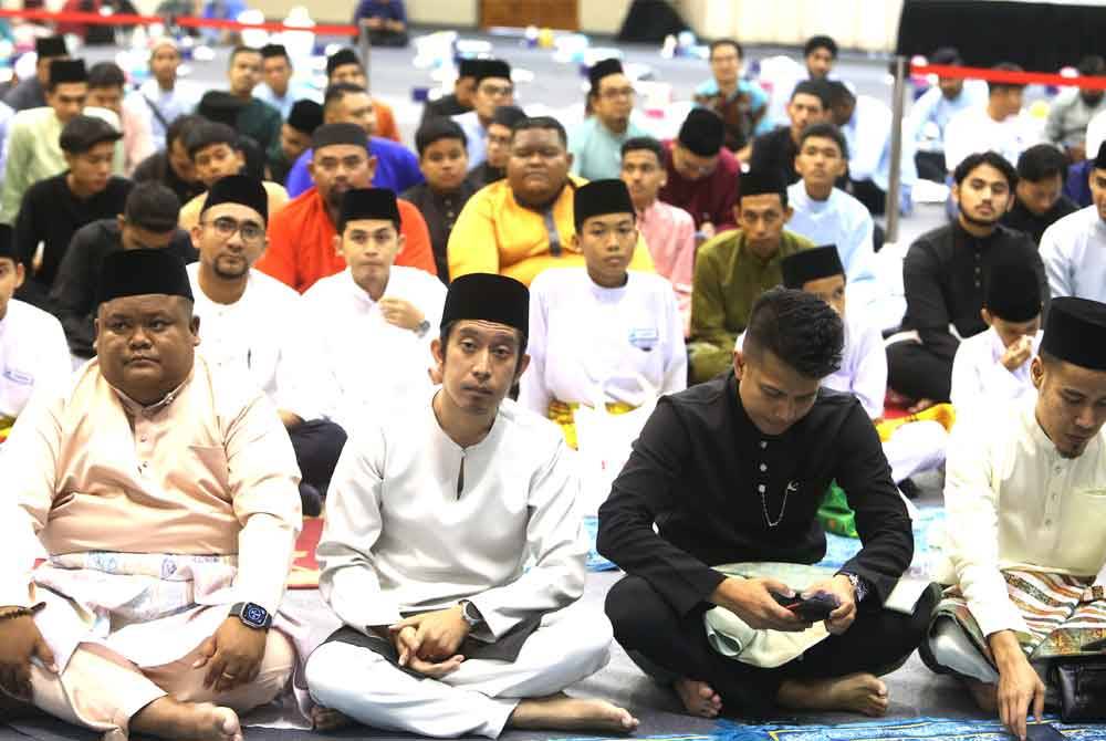 Adam Adli (depan, dua dari kiri) hadir pada IFtar Jamaie Perdana AMK di Dewan Majlis Bandaraya Seremban pada Jumaat