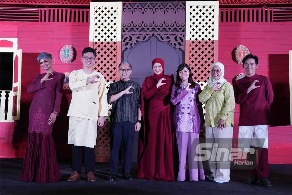 (Dari kiri) Jaclyn, Kian Choon, Fahmi, Siti Nurhaliza, Teo Nie Ching, Zainariah dan Phei Yong dalam program pelancaran memperkenalkan duta CUCKOO 2024 di Sentul Deport, Kuala Lumpur pada Jumaat. Foto Sinar Harian-ROSLI TALIB