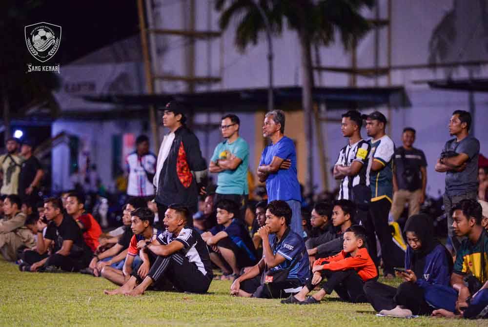 Pekarangan padang Stadium Sultan Abdul Halim di Alor Setar pada perlawanan pertama pramusim itu dipenuhi oleh penyokong Sang Kenari pada malam Jumaat. Foto KDA FC