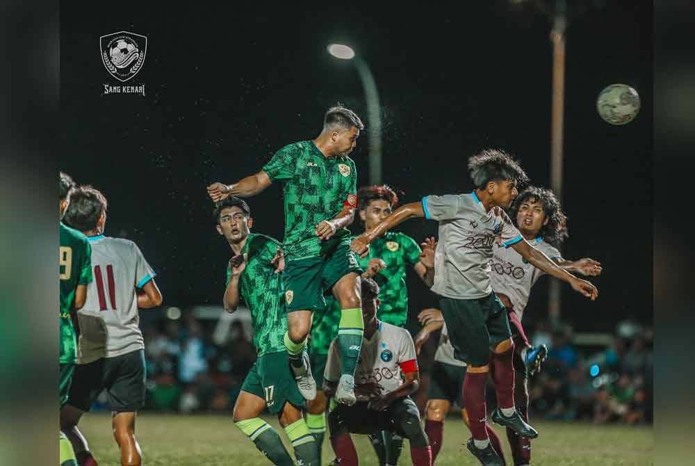 Gol pertama KDA FC menjelma seawal minit ke-15 minit hasil jaringan Akmal Zahir (empat dari kiri). Foto KDA FC