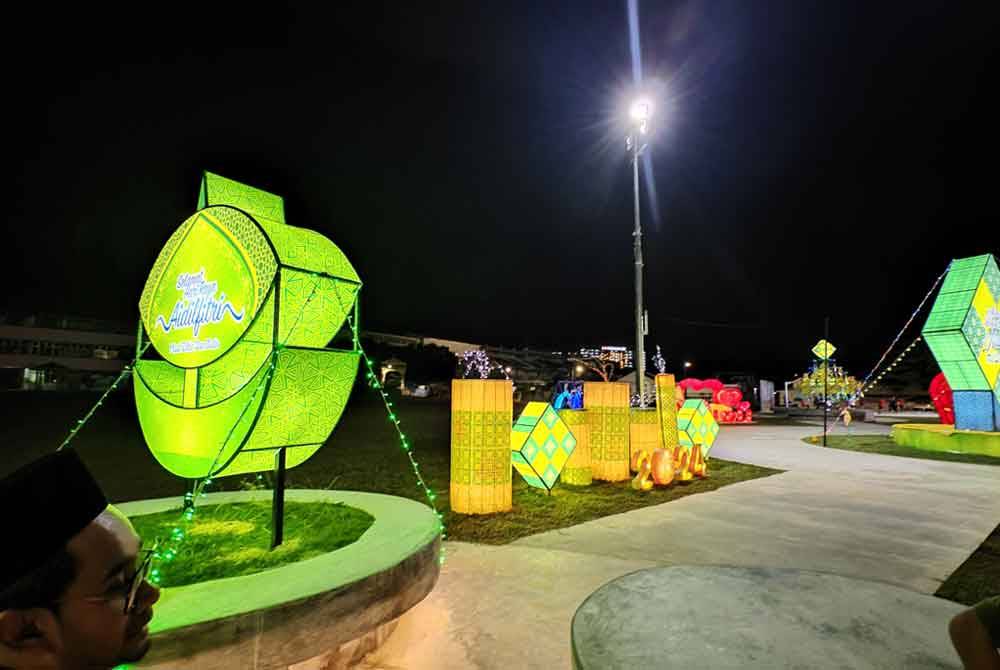 Hiasan lampu bertemakan Aidilfitri di Dataran Lobak