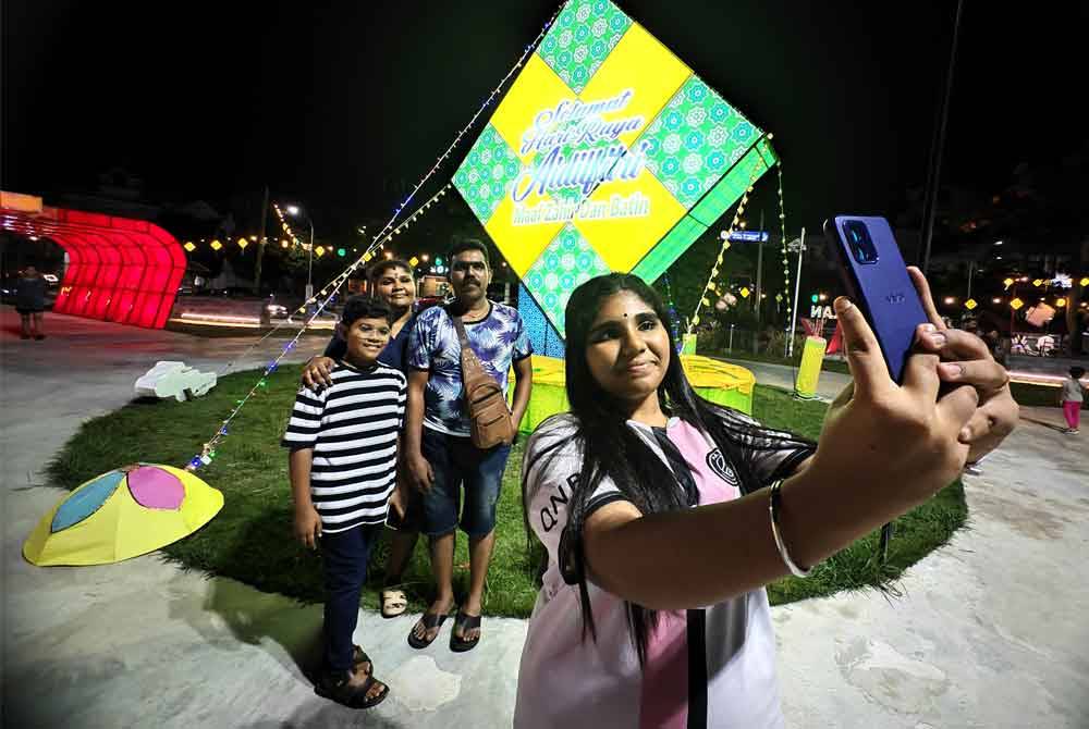 Sheela (tengah belakang) menyimpan kenangan dengan bergambar di Dataran Lobak.