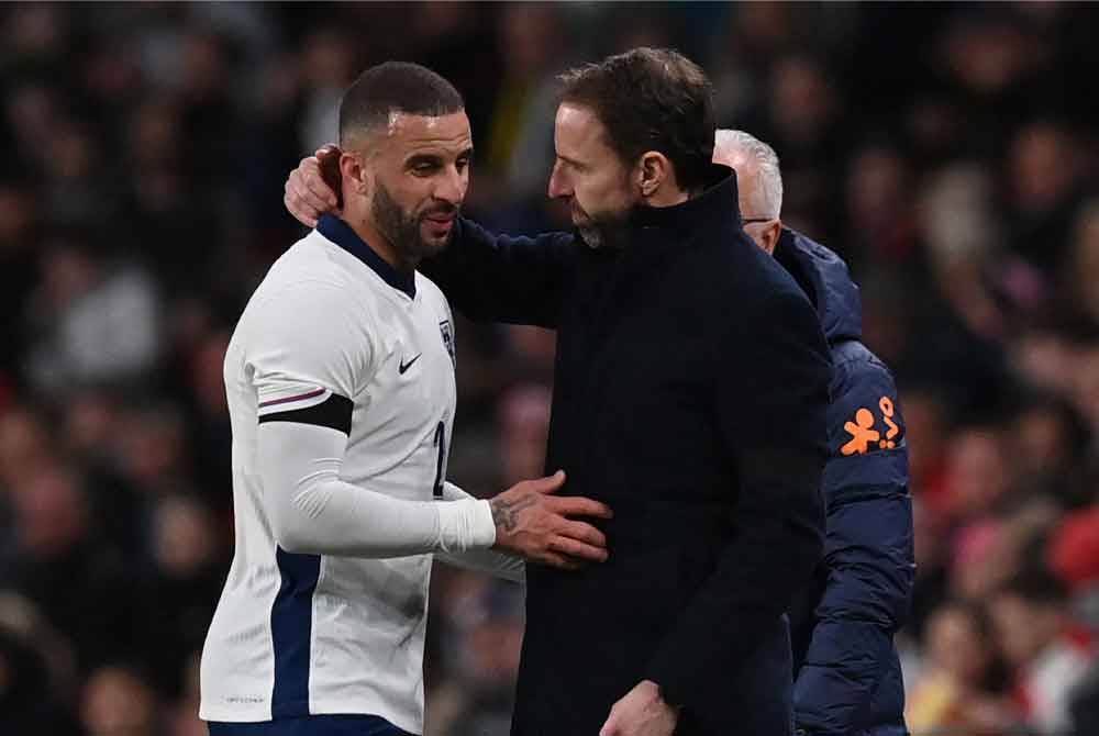 Walker (kiri) ketika digantikan semasa tugasan antarabangsa menentang Brazil. Foto AFP