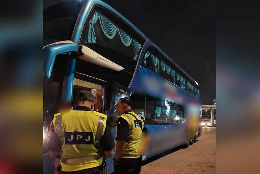 Seramai 12 pengusaha bas ekspres disaman Jabatan Pengangkutan Jalan (JPJ) kerana tidak menyediakan pemandu kedua bagi pemanduan melebihi 300 kilometer (km).