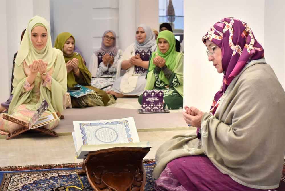 Tunku Azizah Aminah Maimunah mengaminkan bacaan doa memulakan Majlis Sambutan Nuzul Quran #Quran Hour Muzium Masjid Sultan Abdullah di Pekan pada Jumaat.