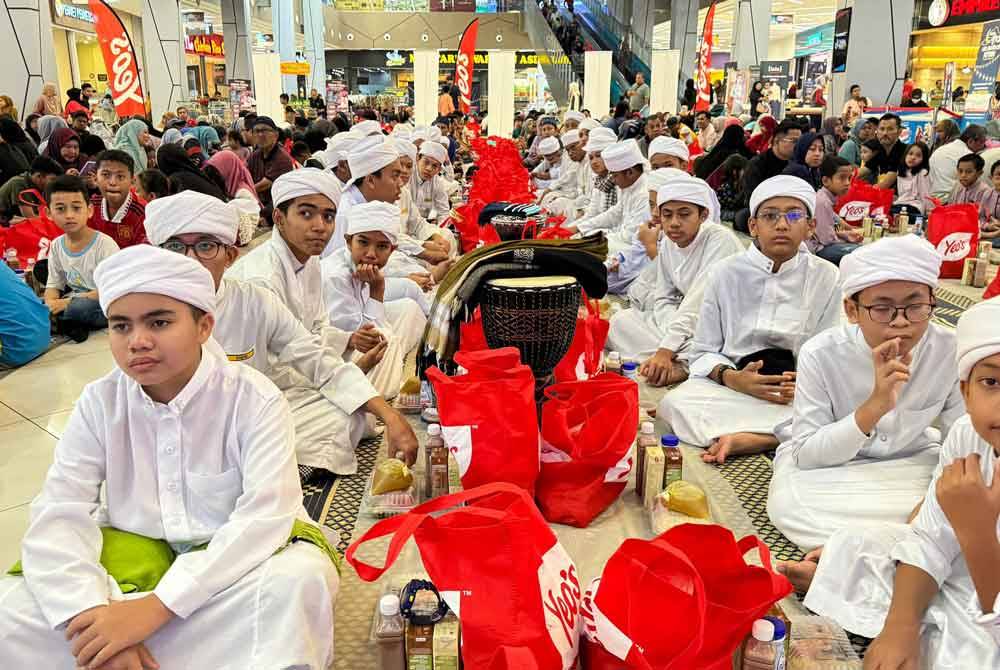 Selain orang ramai, majlis berbuka puasa itu turut disertai lebih 20 pelajar tahfiz dari Maahad Tahfiz Akademi al-Quran As Syamil.