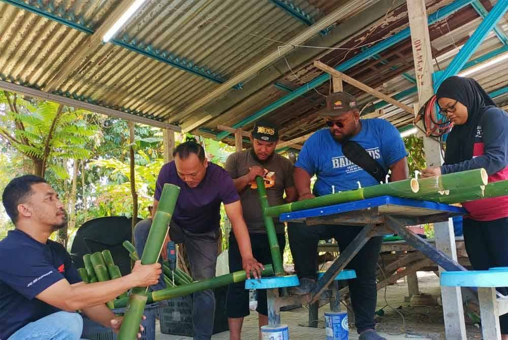 Dari kiri: Mohd Amini, Mohd Hafiz, Mohd Noor Amirul, Mohd Noor Ashraf dan Nur Anis Farhah membuktikan permuafakan sebagai adik beradik dan ipar duai dalam mengusakan pembuatan panjut buluh sehingga menerima julukan 'panjut lima beradik.