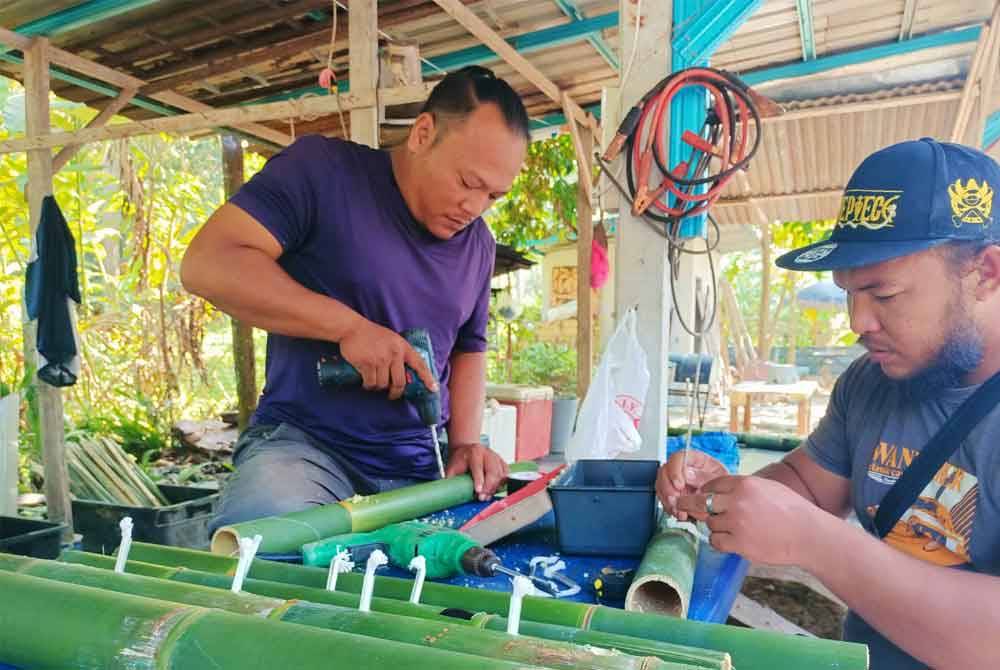 Buluh yang siap dipotong kemudiannya akan ditebuk menggunakan mesin gerudi tangan untuk dijadikan lubang sumbu.