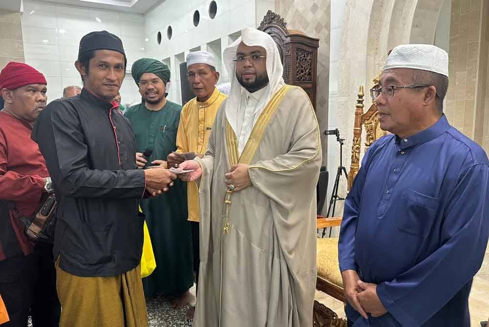 Zakat disampaikan Sheikh Abdul Karim (dua dari kanan) kepada penerima di Masjid Imanul Fa'izin.