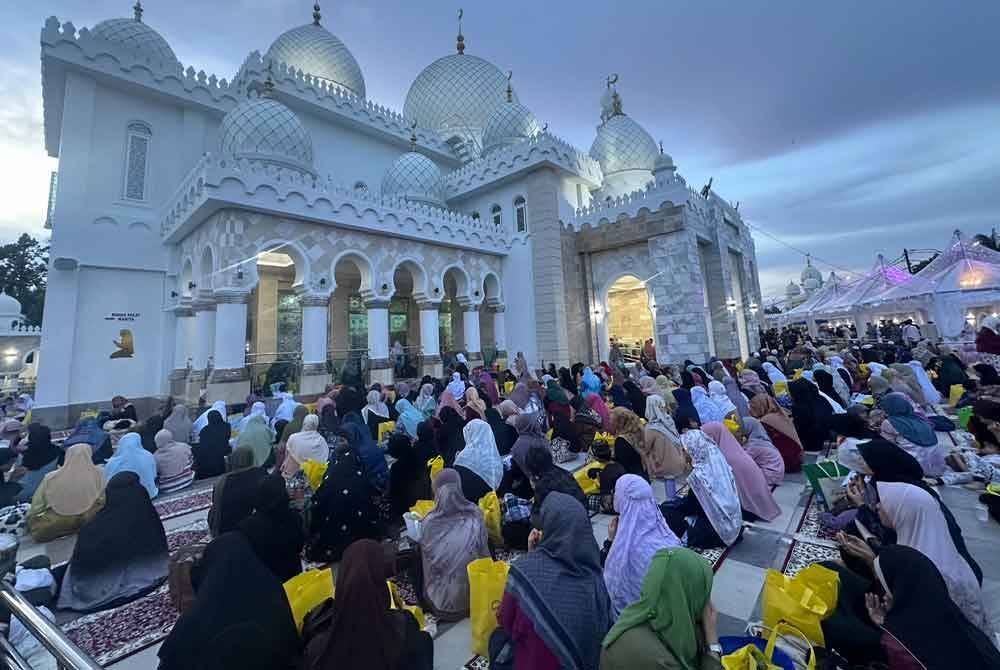 Orang ramai membanjiri majlis iftar di pekarangan Masjid Imanul Fa'izin.
