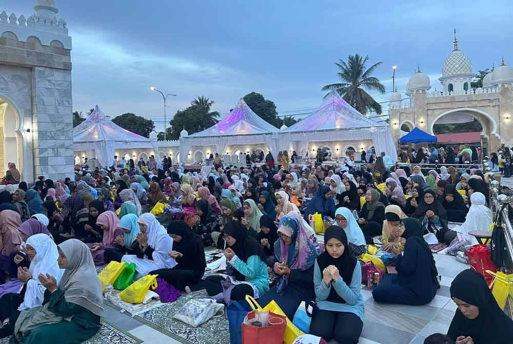 Orang ramai yang hadir pada program Majlis Ifftar dan Tarawih anjuran Andalusia Travel & Tours sempena memperingati hari Nuzul al-Quran.