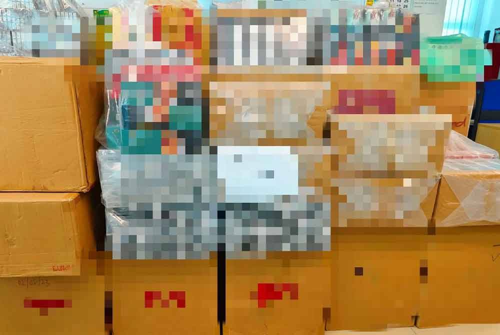 Polis merampas 1,676 karton pelbagai jenis rokok seludup selepas menyerbu sebuah rumah di Kampung Kelar, Pasir Mas pada Jumaat.