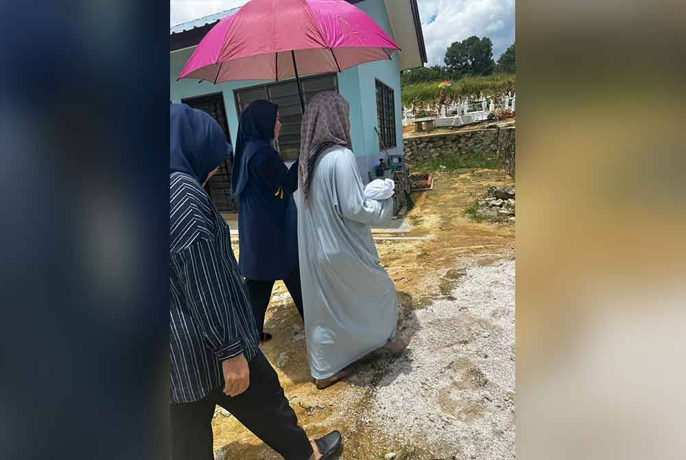 Tulang Mila Sharmila untuk dikebumikan di Tanah Perkuburan Islam Banang Jaya, Batu Pahat.