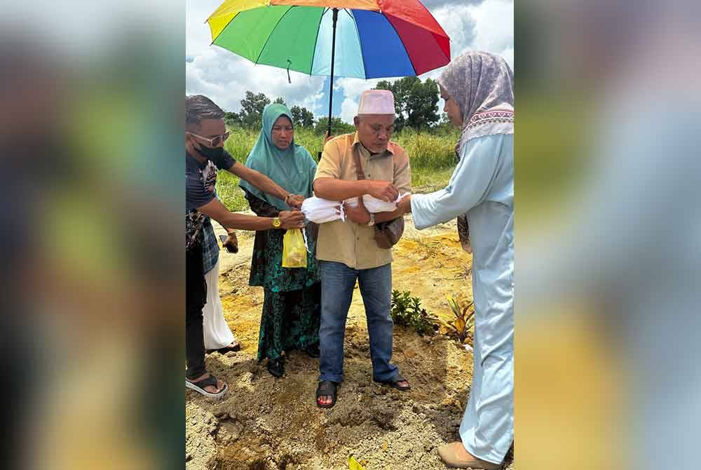 Tulang Mila Sharmila dikebumikan di Tanah Perkuburan Islam Banang Jaya, Batu Pahat.