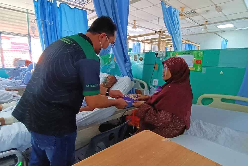 Ahmad Shahdan (kiri) melawat Sa'ari yang kini dirawat di Hospital Kemaman.